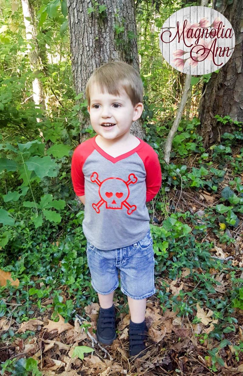 Schädel Kopf Mit Herzen Säugling Baby V-Ausschnitt Baseball Raglan T-Shirt in 5 Farben Den Größen 6 Monate-24 Monate von MagnoliaAnn