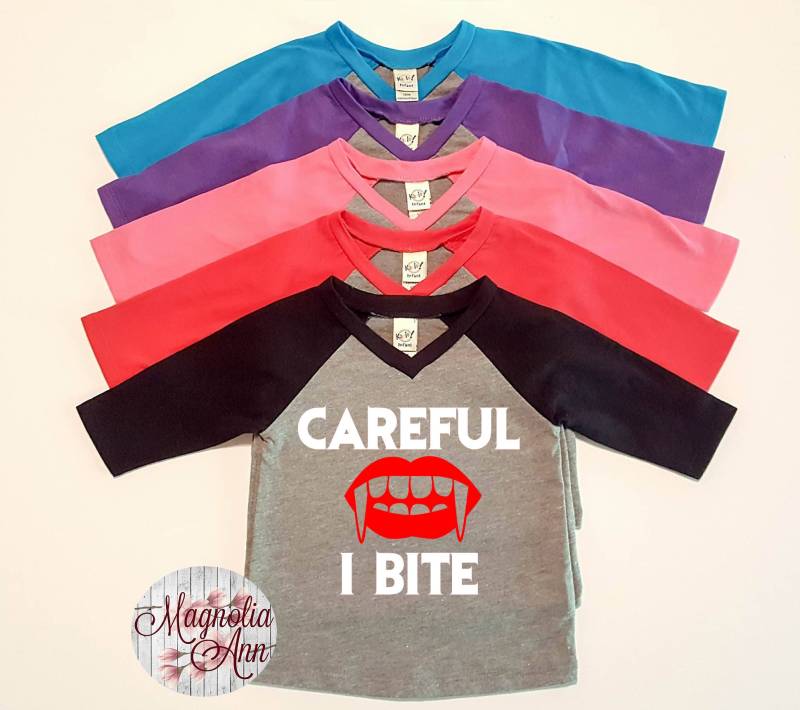Vorsicht Beiße Ich, V-Ausschnitt, Halloween, Säugling Baby-Baseball Raglan-T-Shirt in 5 Farben Den Größen 6 Monate-24 Monate von MagnoliaAnn