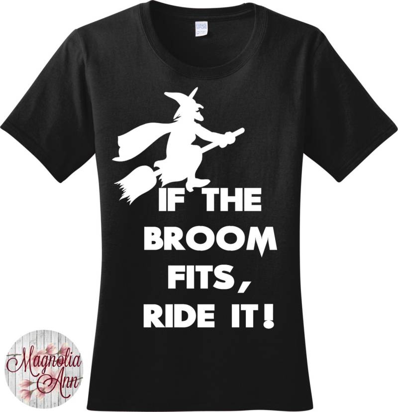 Wenn Der Besen Passt, Fahr Ihn Hexe-Halloween-Frauen-Grafik-T-Shirt 7 Verschiedene Farben in Den Größen S-4x, Plus Size von MagnoliaAnn