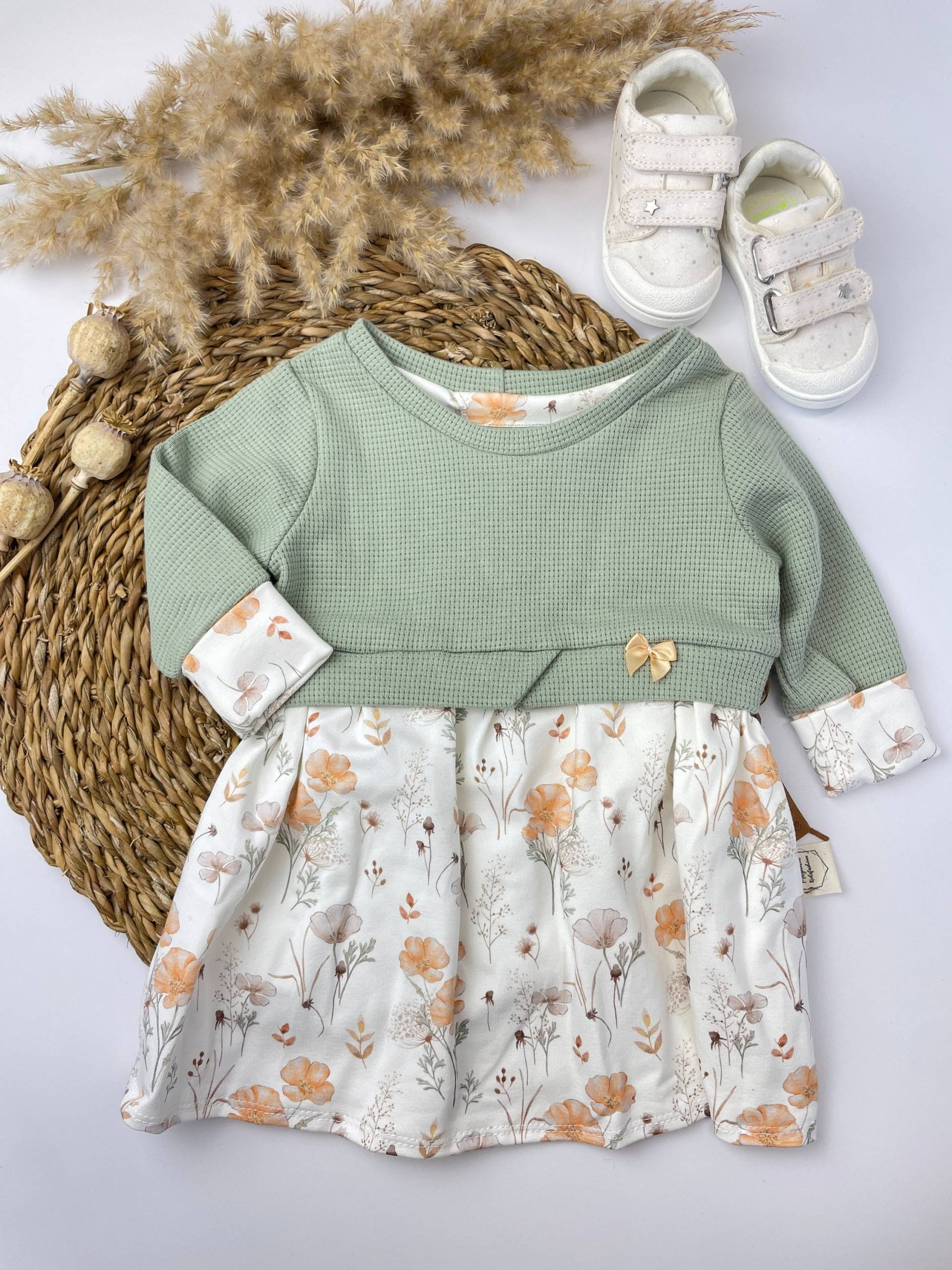 Girly Sweater 68/ Lindgrün/Waffeljersey/Jersey/Frühling/Blumen/Blüten von MagnoliaCottonCraft