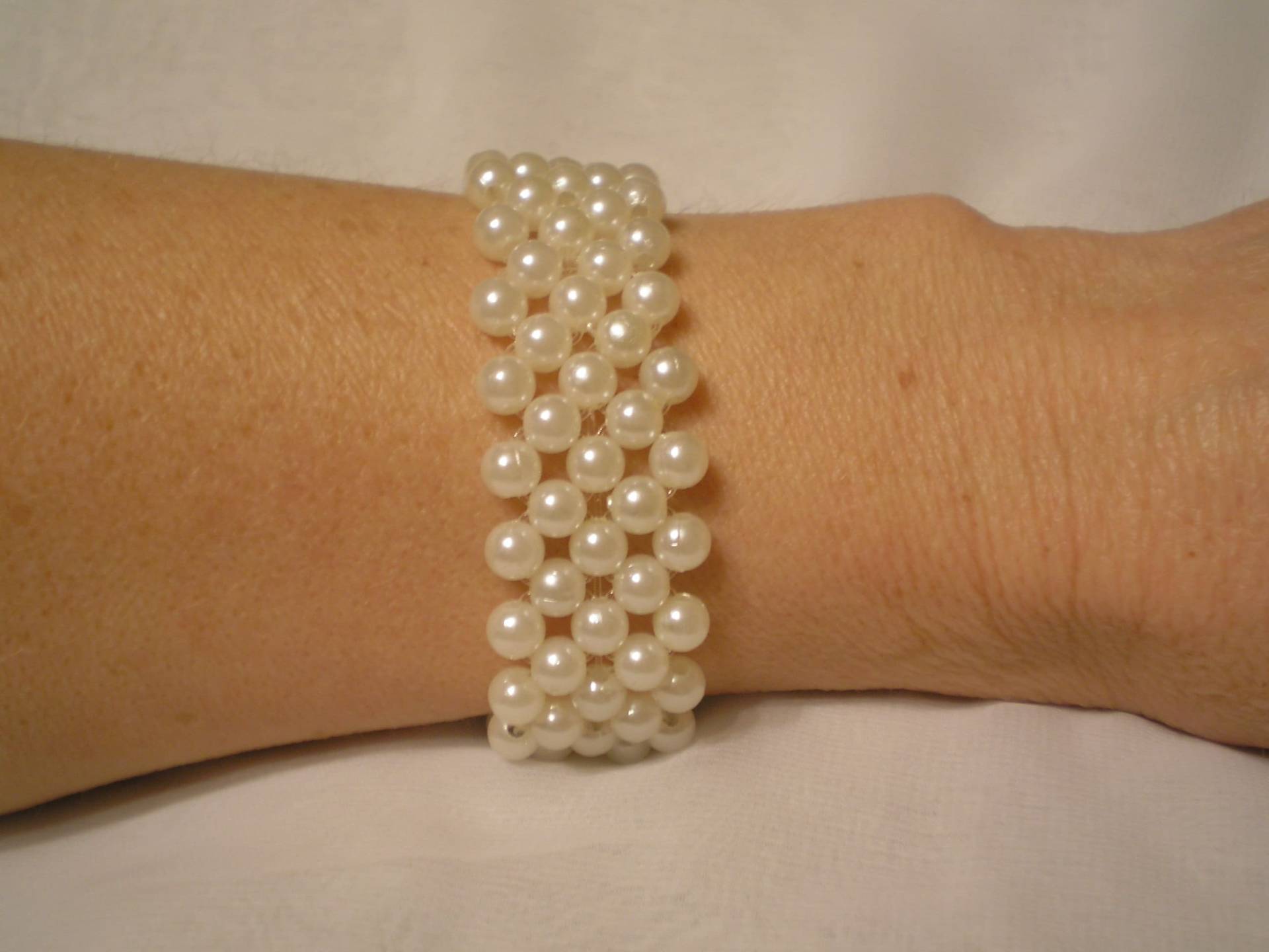 Armband Mit Weißen Perlen Armband Mit Weißen Perlen von MagnoliaDziergana