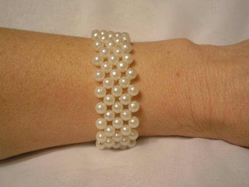 Armband Mit Weißen Perlen Armband Mit Weißen Perlen von MagnoliaDziergana