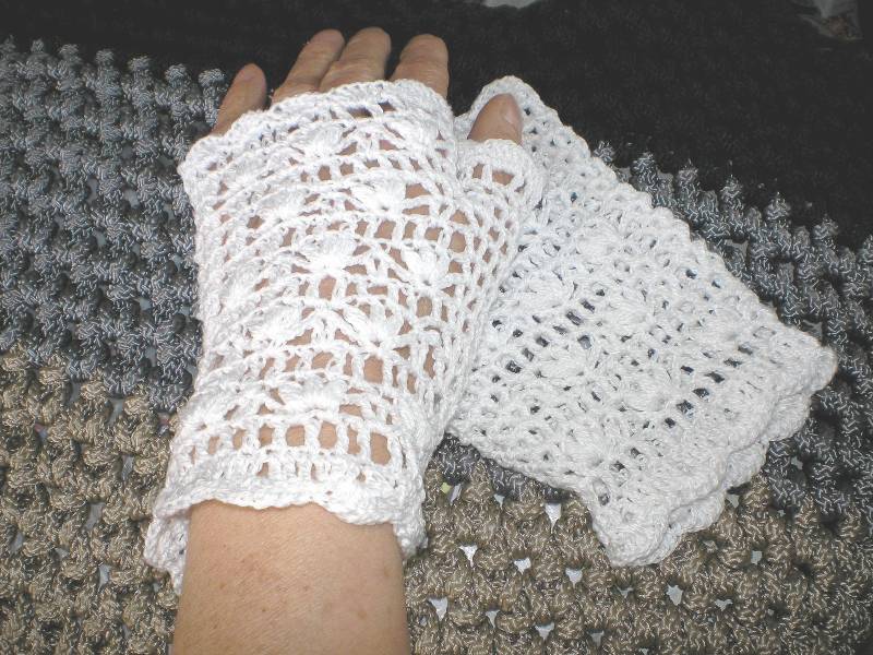 Fingerless Gloves, White Lace Mittens, Wedding Cotton Crocheted Wrist Warmers For Bride Fingerless Gloves, White Lace Mittens, Wedding Cotton Crocheted Wrist Warmers For Bride von MagnoliaDziergana