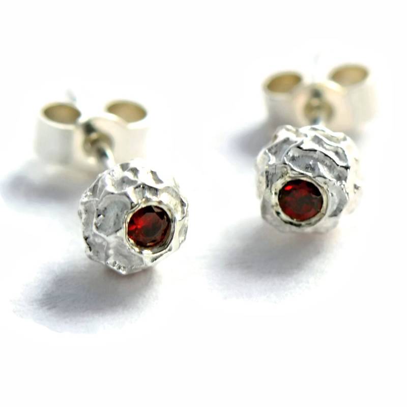 Handgemachte Pfefferkorn Ohrstecker Aus Sterling Silber Und Granat Handgemachte Pfefferkorn Ohrstecker Aus Sterling Silber Und Granat von MagnoliaJewellery