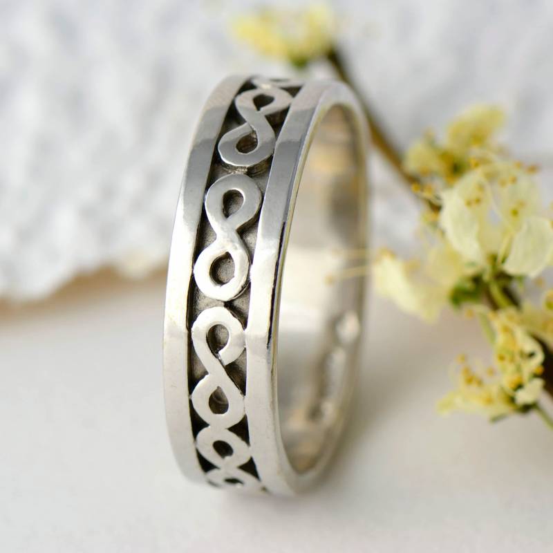 Handgemachter Infinity Ring Aus 18K Weißgold - Rustikaler Herrenring Handgemachter Infinity Ring Aus 18K Weißgold - Rustikaler Herrenring von MagnoliaJewellery