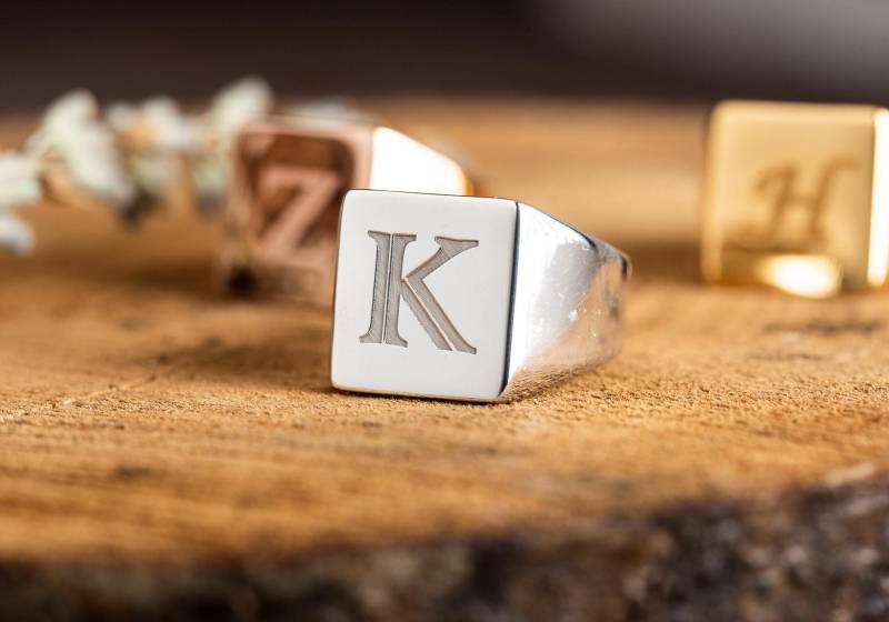 Personalisierter Siegelring - Zierlicher Silberring 14K Solid Gold Massiver 925 Sterling Ring Runder Muttertagsgeschenk von MagnoliaPersonalized
