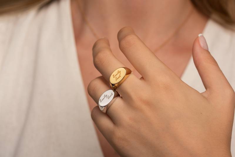 Personalisierter Siegelring - Zierlicher Silberring 14K Solid Gold Massiver 925 Sterling Ring Runder Muttertagsgeschenk von MagnoliaPersonalized