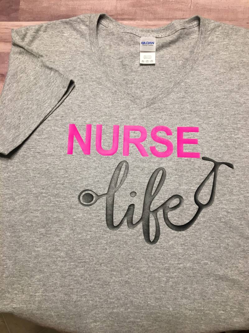 Krankenschwester, Krankenschwester-Shirt, Krankenschwester Kleidung, Leben, Cna Hemden, Tees, Krankenschwester-V-Neck, V Neck T-Shirts, Healthcare Krankenschwester, Krankenschwester-Shirt, Krankenschwester Kleidung, Leben, Cna Hemden, Tees, Krankenschwester-V-Neck, V Neck T-Shirts, Healthcare von MagnoliaRaynStudios