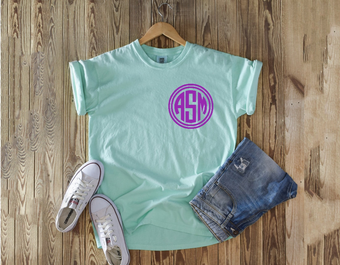 Monogrammed Comfort Colors T-Shirt, Kreis-Monogramm-Shirt, Personalisiertes Shirt, Color-T-Shirt, Monogrammiertes Tshirt Personalisieren Monogrammed Comfort Colors T-Shirt, Kreis-Monogramm-Shirt, Personalisiertes Shirt, Color-T-Shirt, Monogrammiertes Tshirt Personalisieren von MagnoliaRaynStudios
