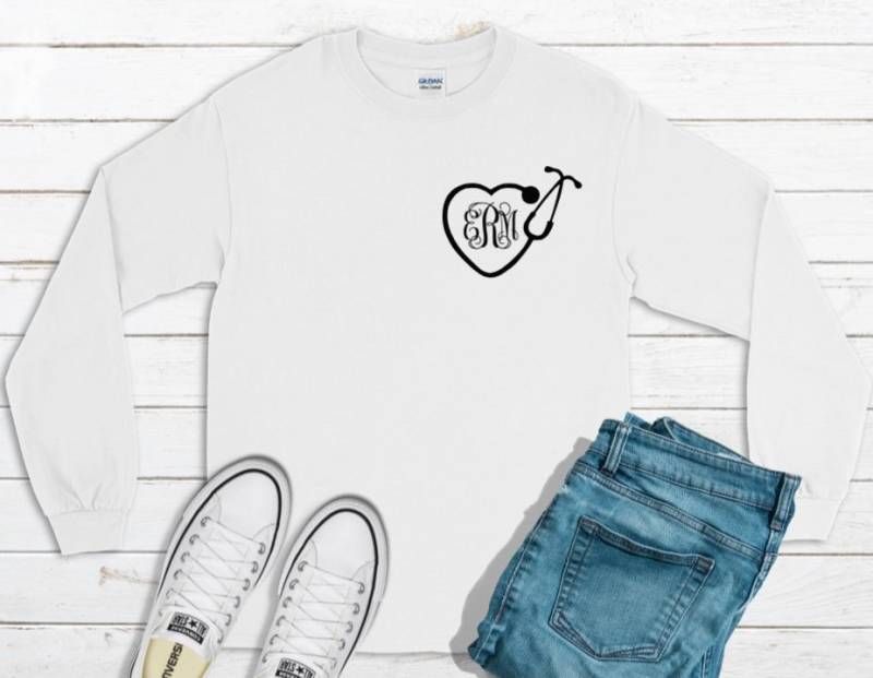 Monogrammiert Nurse Shirt, Monogrammiert Stethoskop-Shirt, Glitter Rn Lpn Ma Kann Sleeve-Design, Krankenschwester-Hemd, Glitzer-Monogramm-Shirt Monogrammiert Nurse Shirt, Monogrammiert Stethoskop-Shirt, Glitter Rn Lpn Ma Kann Sleeve-Design, Krankenschwester-Hemd, Glitzer-Monogramm-Shirt von MagnoliaRaynStudios