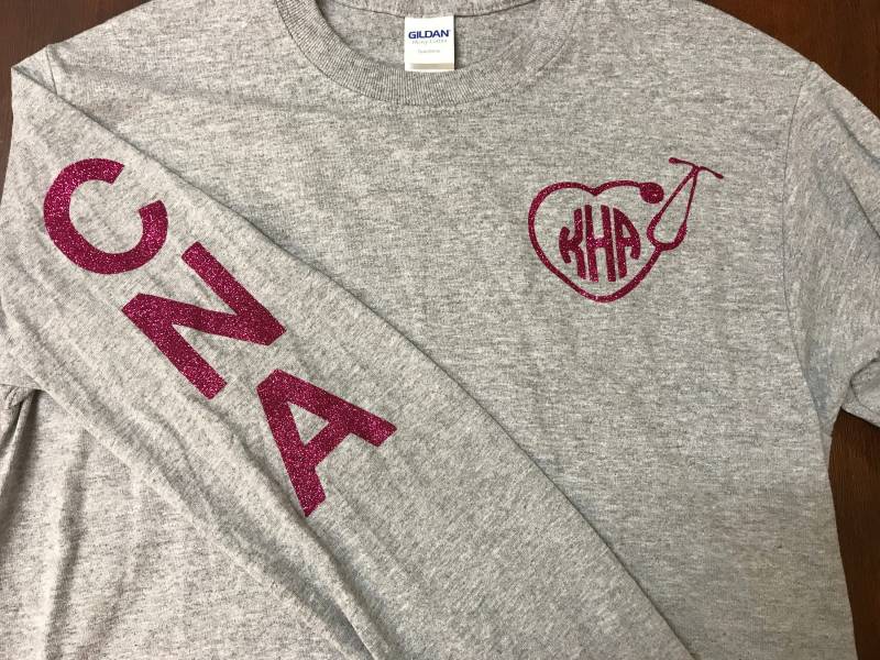 Monogrammiertes Krankenschwester Shirt, Monogrammed Stethoskop Glitzer Lpn Cna Sleeve Design, Monogramm Shirt Monogrammiertes Krankenschwester Shirt, Monogrammed Stethoskop Glitzer Lpn Cna Sleeve Design, Monogramm Shirt von MagnoliaRaynStudios