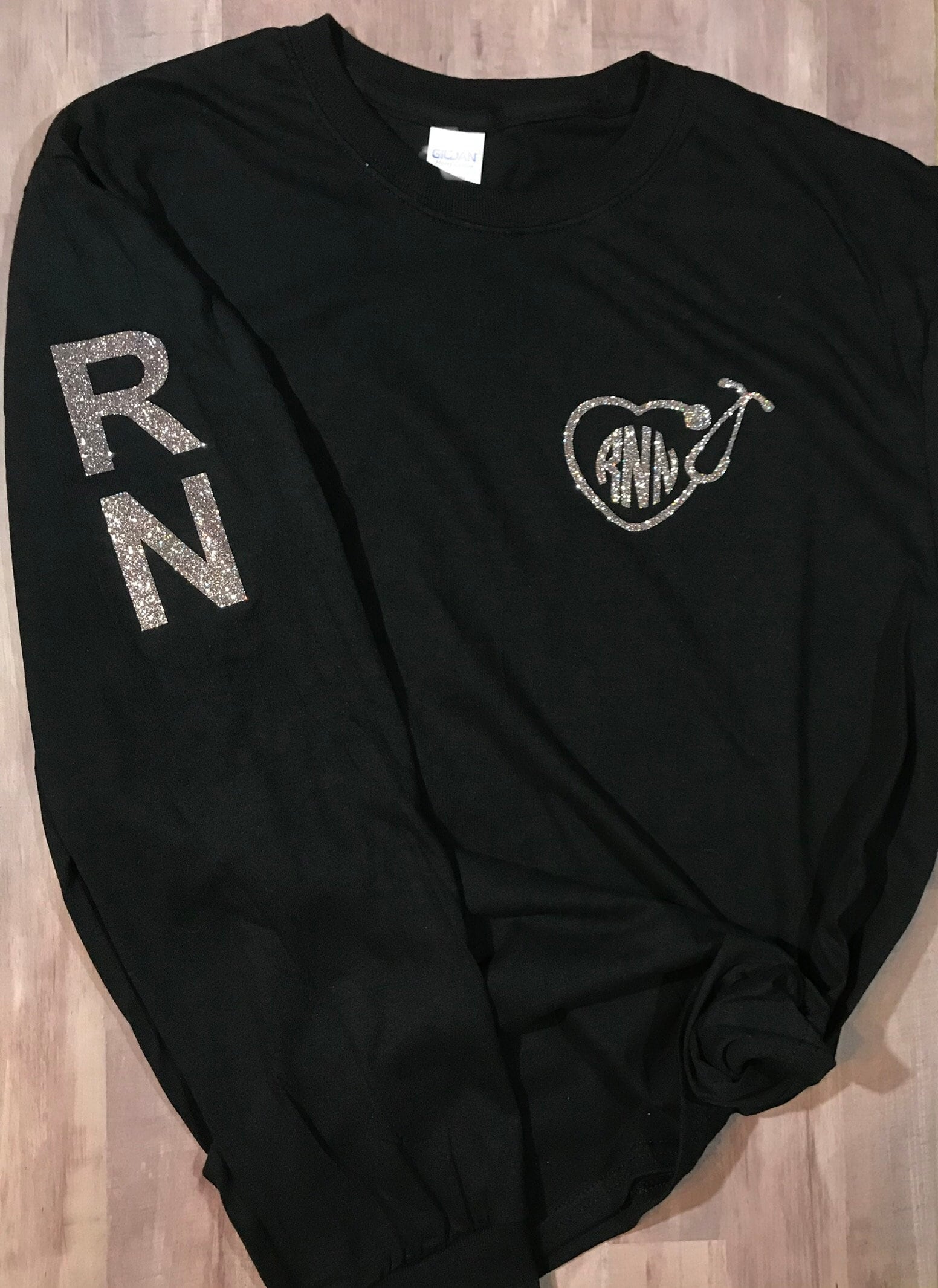 Monogrammiertes Krankenschwester Shirt, Monogrammed Stethoskop Glitzer Rn Ärmel Design Monogramm Shirt Monogrammiertes Krankenschwester Shirt, Monogrammed Stethoskop Glitzer Rn Ärmel Design Monogramm Shirt von MagnoliaRaynStudios