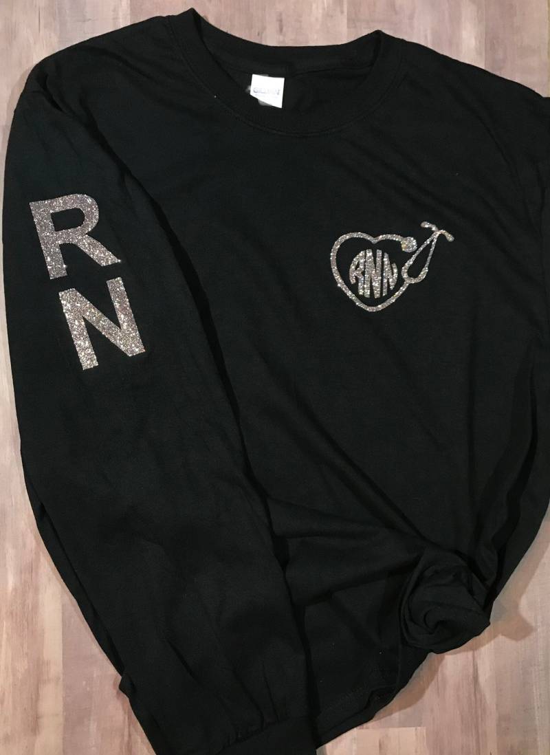 Monogrammiertes Krankenschwester Shirt, Monogrammed Stethoskop Glitzer Rn Ärmel Design Monogramm Shirt Monogrammiertes Krankenschwester Shirt, Monogrammed Stethoskop Glitzer Rn Ärmel Design Monogramm Shirt von MagnoliaRaynStudios