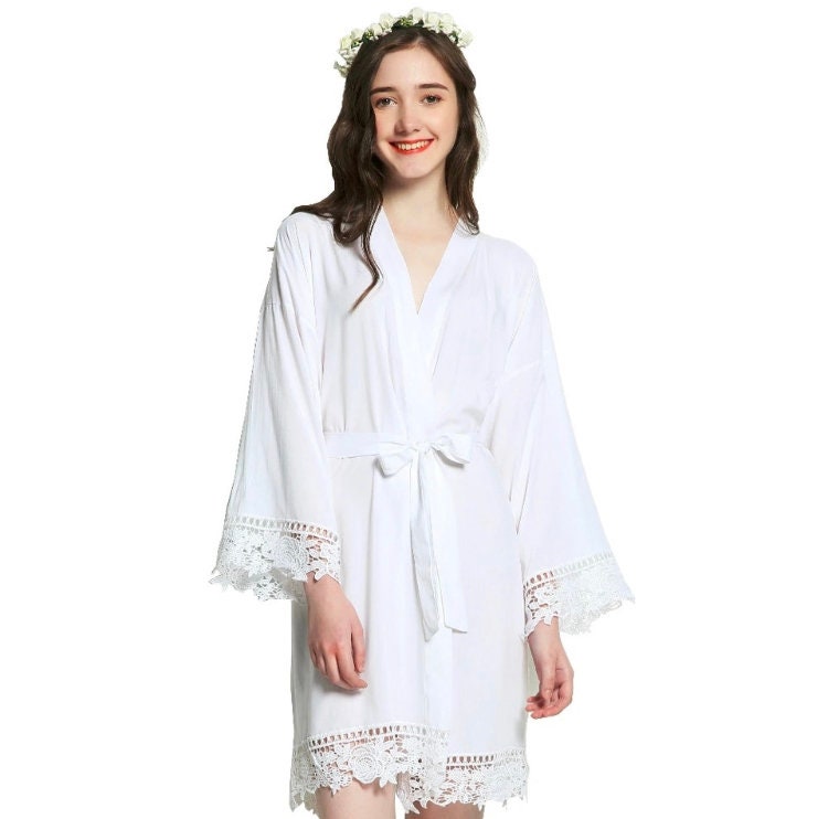 Personalisierte Spitze Roben, Baumwolle Brautjungfer Hochzeits Gewand, Braut Partei Hochzeit Brautjungferngeschenk Personalisierte Spitze Roben, Baumwolle Brautjungfer Hochzeits Gewand, Braut Partei Hochzeit Brautjungferngeschenk von MagnoliaRaynStudios