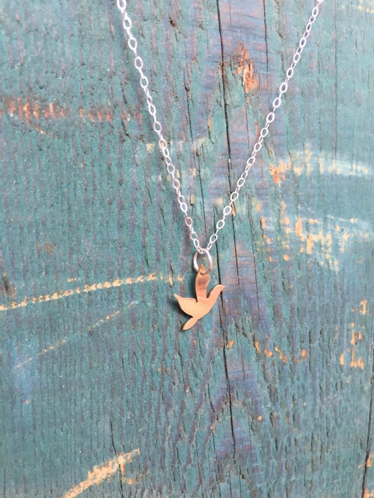 Flying Bird Halskette/Gold Anhänger Messing Selbstgemachte Silouette Hand Geschnitten Vogel Flying Bird Halskette/Gold Anhänger Messing Selbstgemachte Silouette Hand Geschnitten Vogel von MagnoliaSeedDesigns