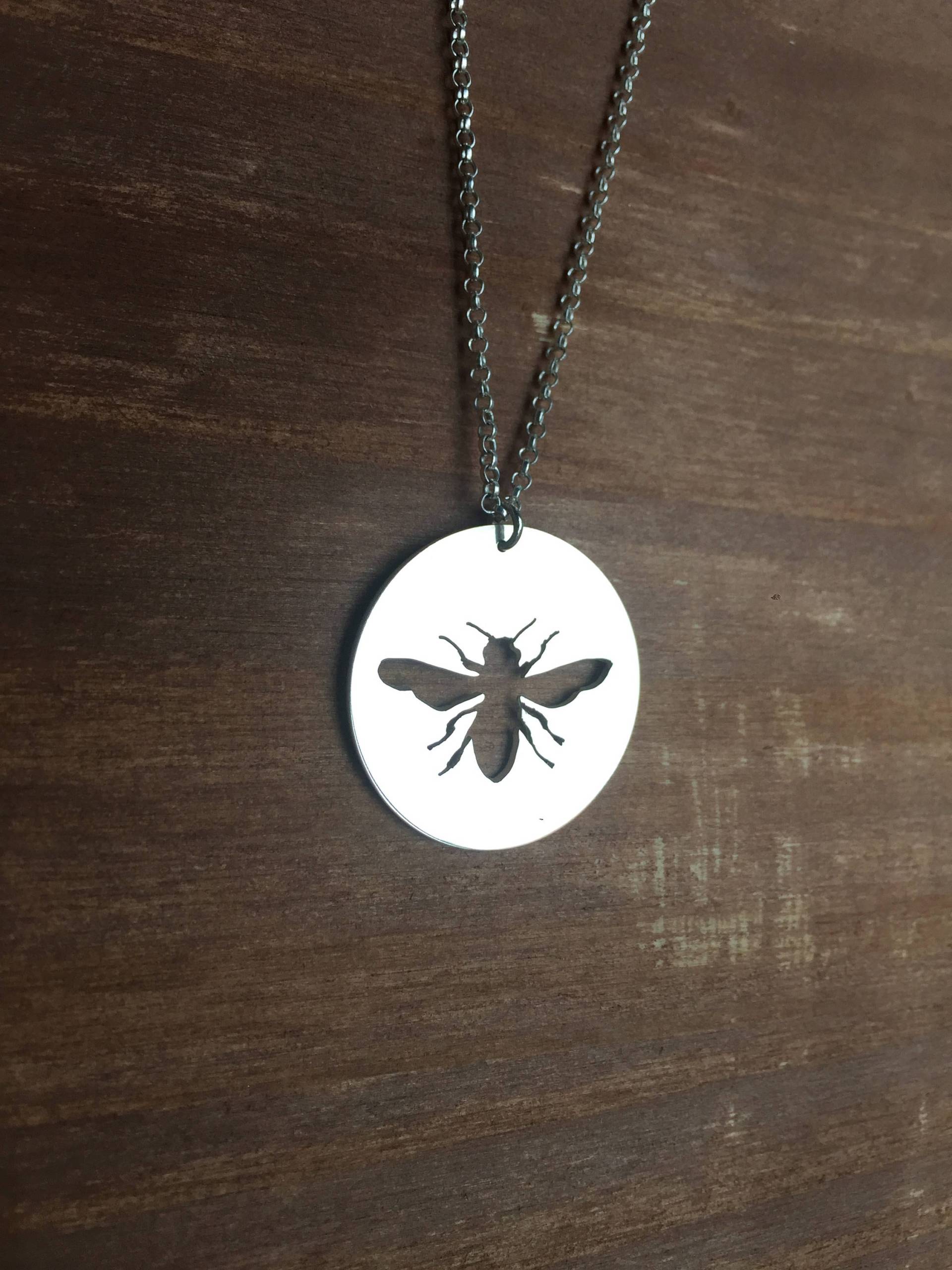 sterlingsilberhalskette Mit Bee/Bumble Anhänger Kette Handgemachte Silber Huhn Hand-Schnitt Kontur sterlingsilberhalskette Mit Bee/Bumble Anhänger Kette Handgemachte Silber Huhn Hand-Schnitt Kontur von MagnoliaSeedDesigns