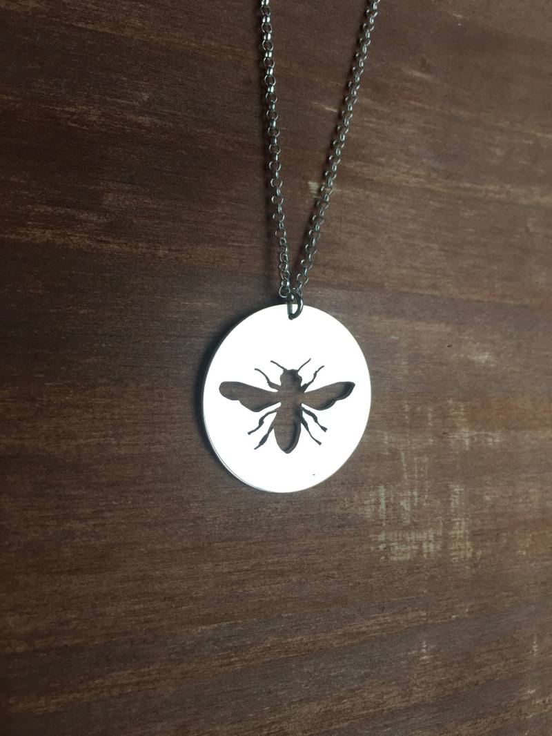 sterlingsilberhalskette Mit Bee/Bumble Anhänger Kette Handgemachte Silber Huhn Hand-Schnitt Kontur sterlingsilberhalskette Mit Bee/Bumble Anhänger Kette Handgemachte Silber Huhn Hand-Schnitt Kontur von MagnoliaSeedDesigns