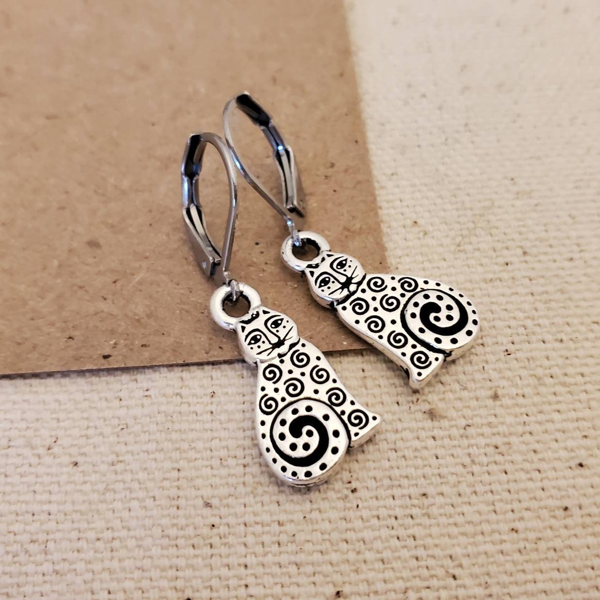 Antike Silber Katzenohrringe Tierra Cast Getigerte Katzenanhänger von MagpieMadnessJewelry