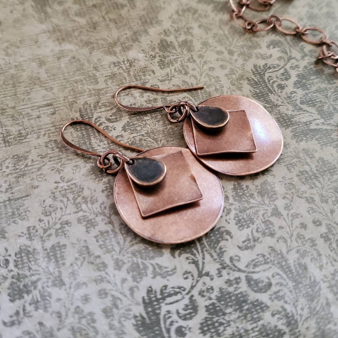 Boho Antiqued Kupfer Stacked Disc Ohrringe, Minimal Steampunk Style von MagpieMadnessJewelry