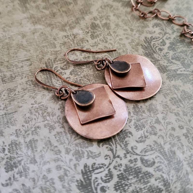 Boho Antiqued Kupfer Stacked Disc Ohrringe, Minimal Steampunk Style von MagpieMadnessJewelry