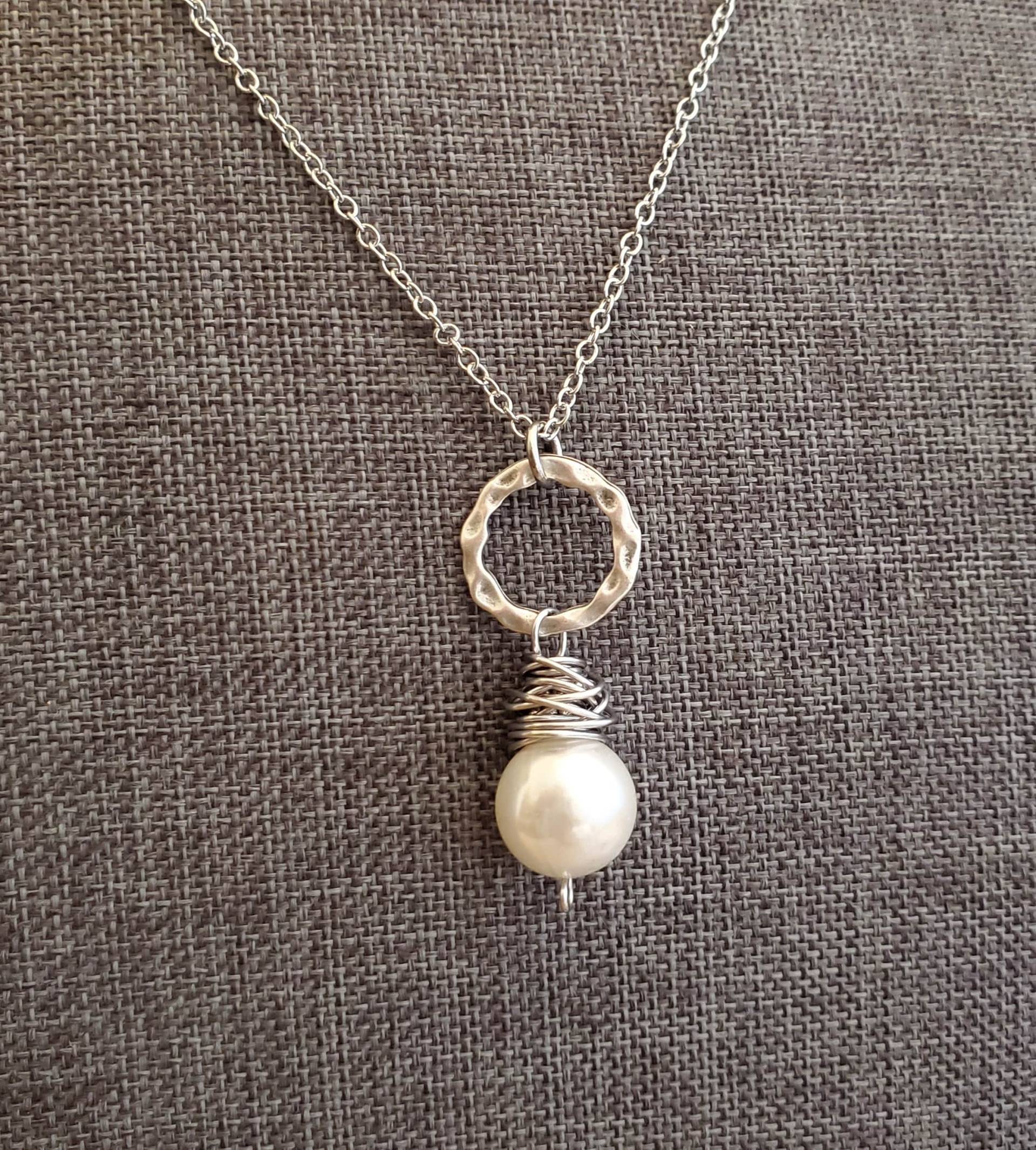 Draht Gewickelt Weiß Perle Anhänger Halskette Boho Antique Silber Kette von MagpieMadnessJewelry