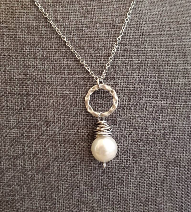 Draht Gewickelt Weiß Perle Anhänger Halskette Boho Antique Silber Kette von MagpieMadnessJewelry