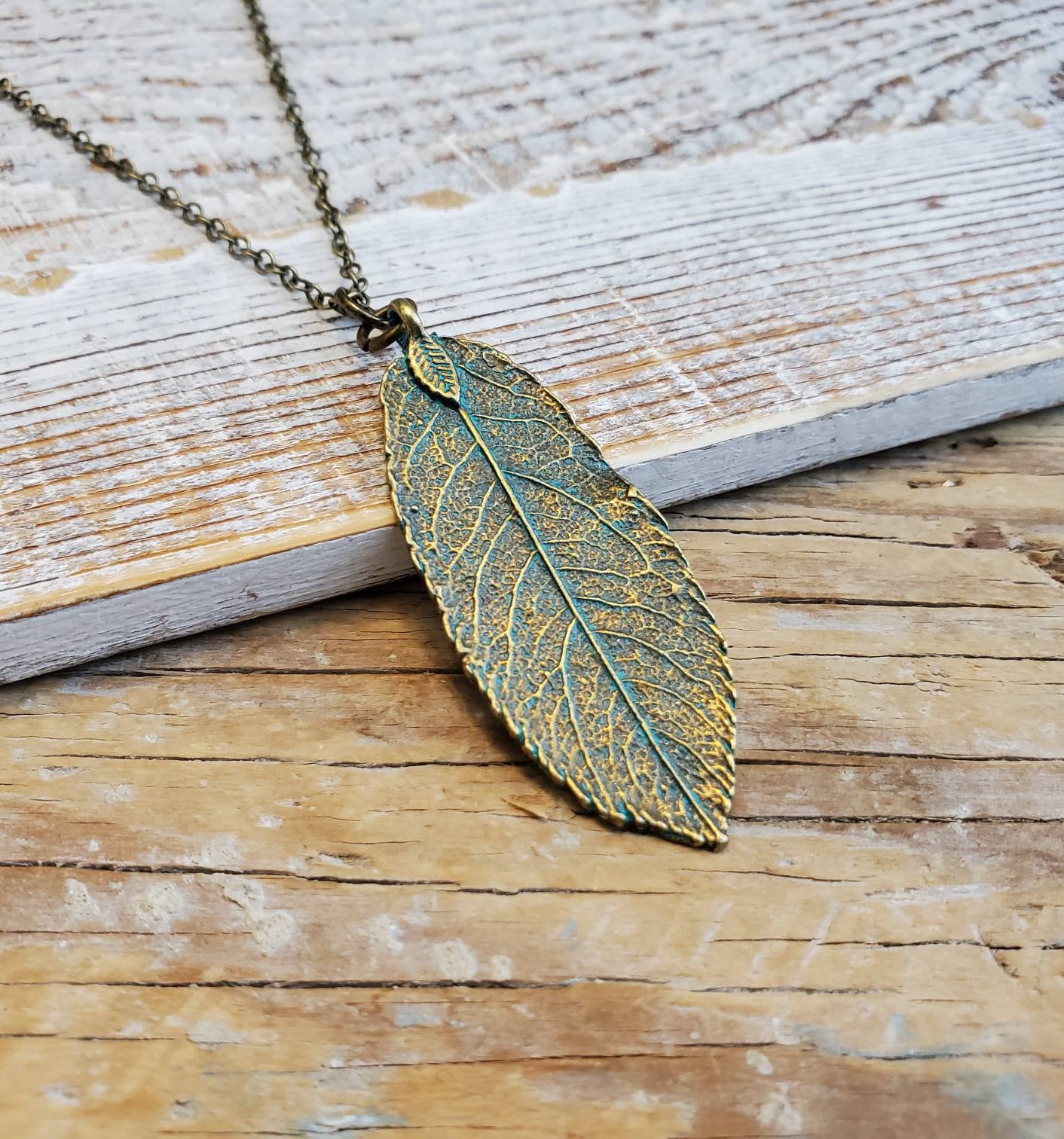 Grünspan Blatt Anhänger Halskette Boho Messingkette von MagpieMadnessJewelry