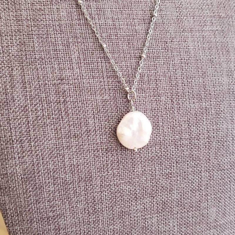 Kleiner Weißer Münzperlenanhänger An Silberner Satellitenperlenkette, Großer Natürlicher Münzperlenanhänger, Perlenanhänger von MagpieMadnessJewelry