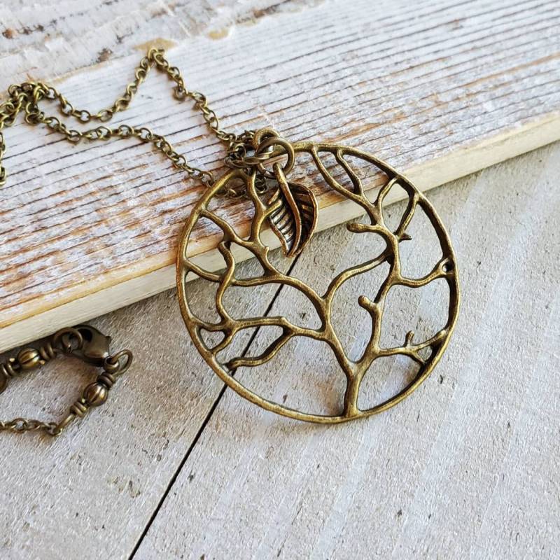 Lange Boho Baum Des Lebens Messingkette Rustikaler Anhänger von MagpieMadnessJewelry