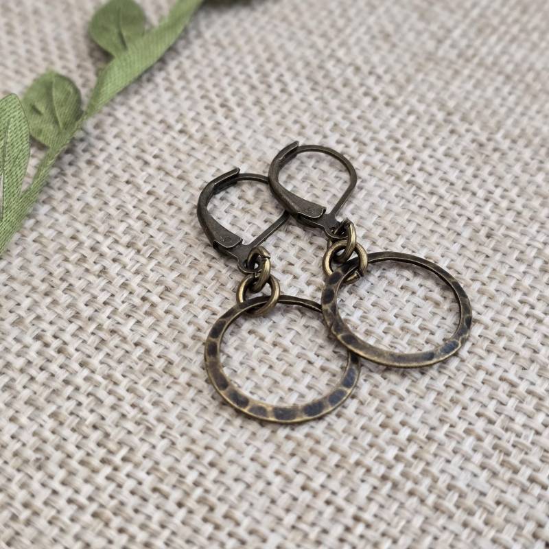 Minimalist Antiqued Messing Creolen, Bronze Kreis Tropfen von MagpieMadnessJewelry