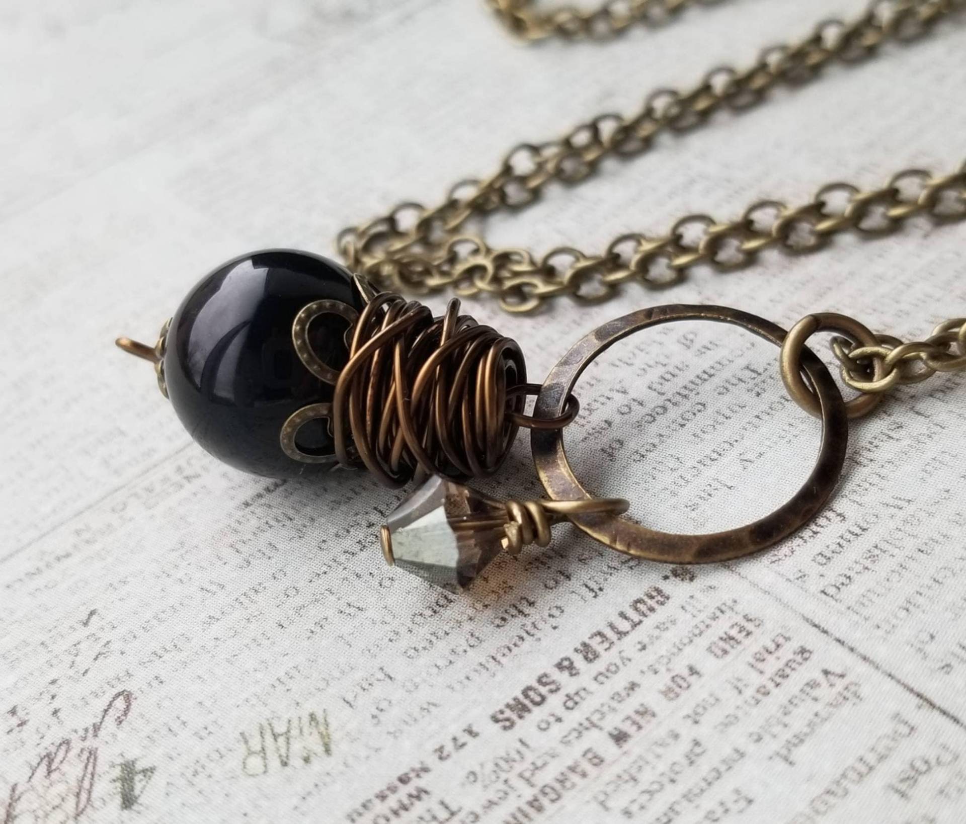 Schwarzer Onyx Draht Gewickelt Anhänger Halskette - Antikes Messing Boho von MagpieMadnessJewelry