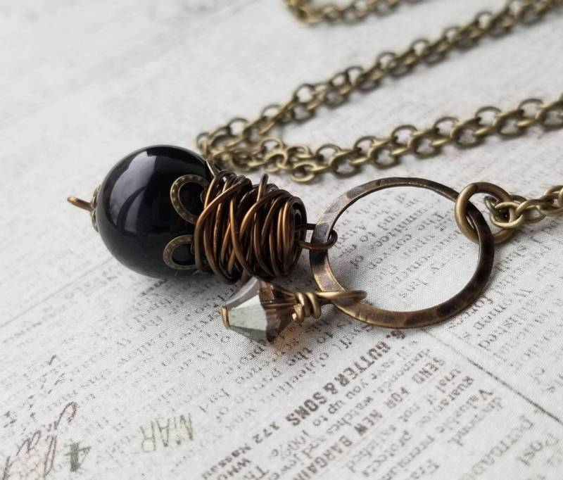 Schwarzer Onyx Draht Gewickelt Anhänger Halskette - Antikes Messing Boho von MagpieMadnessJewelry