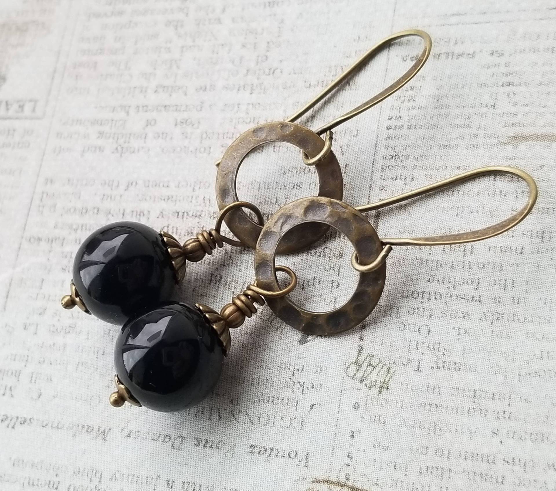 Schwarzer Onyx Ohrringe Antike Messing Boho Ohrringe von MagpieMadnessJewelry