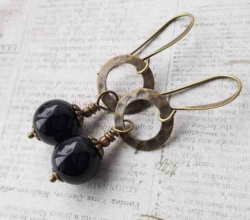 Schwarzer Onyx Ohrringe Antike Messing Boho Ohrringe von MagpieMadnessJewelry