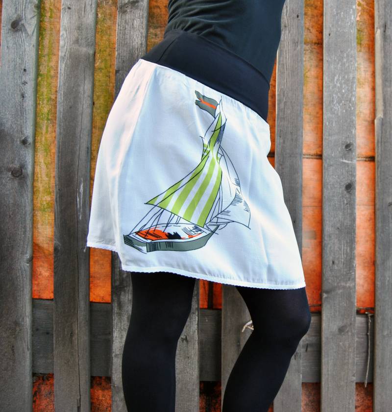 Sophie . Damenrock, Ausgestellt, Weiß Mit Schiff/Boot von MagpieSui