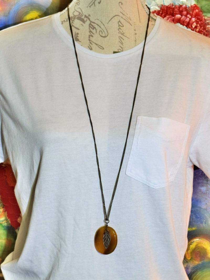 Vintage Inspirierte Goldfarbene Halskette Mit Einem Echten Achat-stein-Anhänger von MagpiesCoven