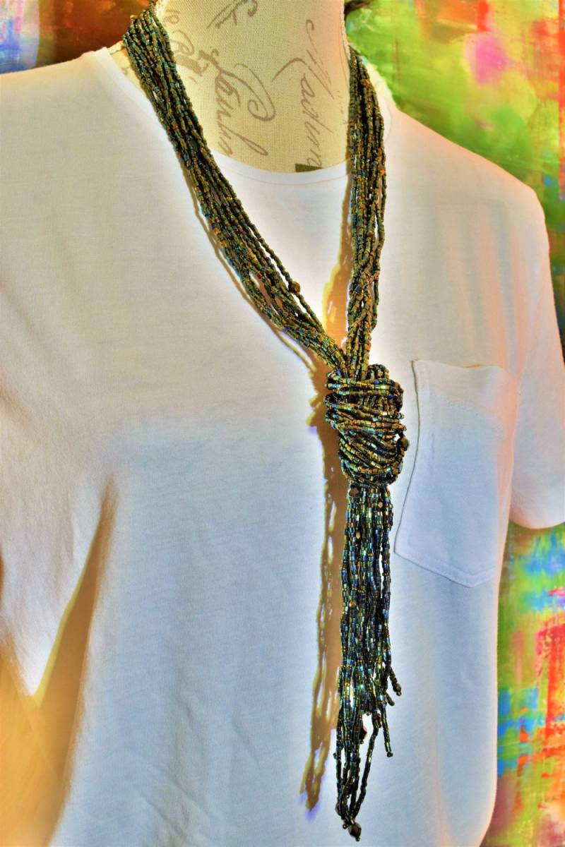 Vintage Smaragd Grüne Perlen Halskette von MagpiesCoven