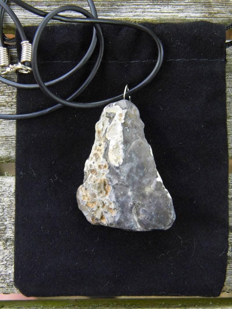 Feuerstein Fossil Anhänger, Koralle Halskette, Abschluss Geschenk, Grauer Und Weißer Naturstein, Unisex Upcycled Schmuck, Geschenk Für von MagpiesRevenge