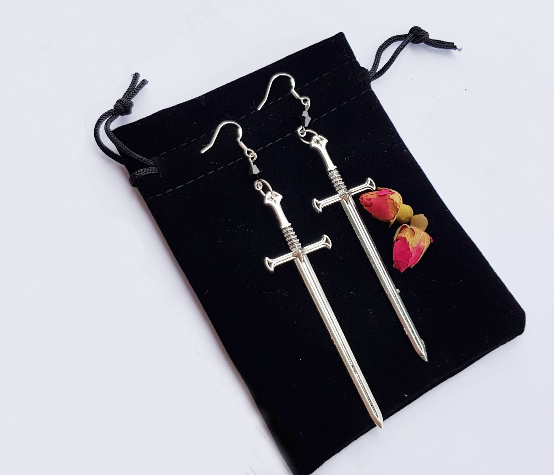 Lange Schwert Ohrringe Mit Swarovski Facettierten Perlen Dolch Messer Ausgefallene Kleid Valentinstag Kuriosität Gothic von MagpiesandMagic