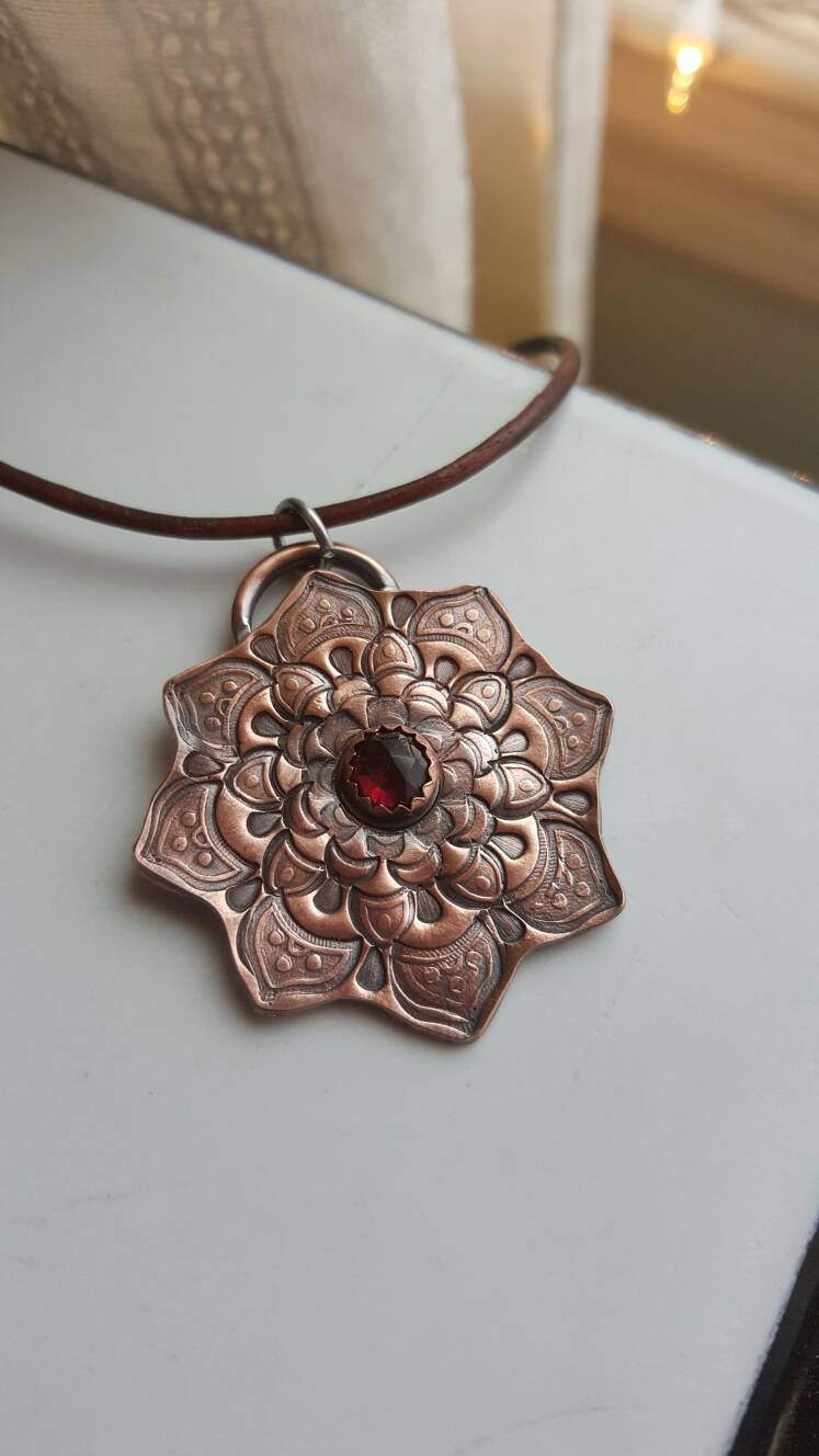 Hand Gestempelt Kupfer Und Granat Mandala Anhänger Halskette Hand Gestempelt Kupfer Und Granat Mandala Anhänger Halskette von Magpiper