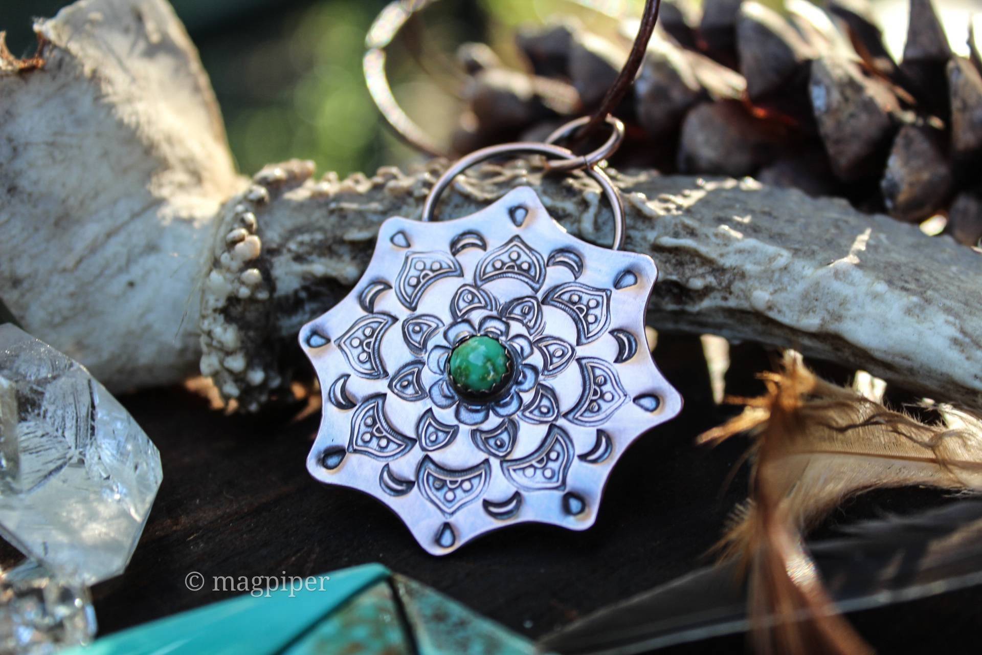 Hand Gestempelt Kupfer Und Türkis Mandala Anhänger Halskette Hand Gestempelt Kupfer Und Türkis Mandala Anhänger Halskette von Magpiper