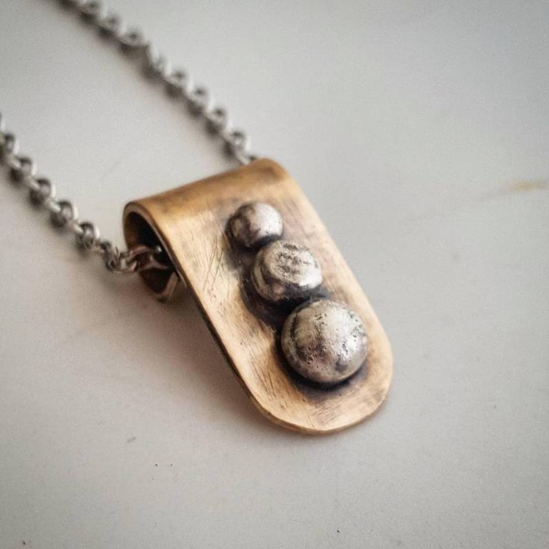 Handgemachte Halskette Aus Metall Mit Schneemann Anhänger Messing & Silber von Magpiper