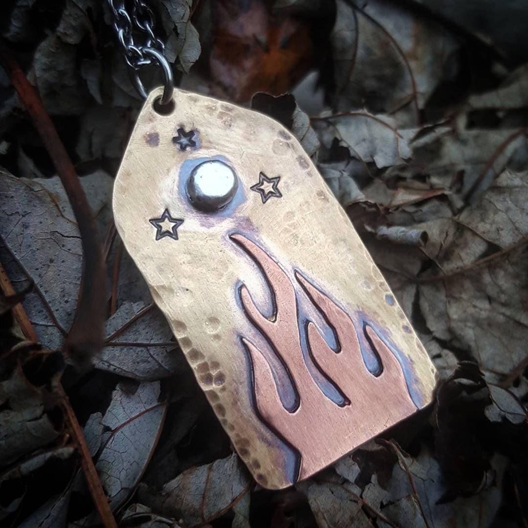 Handmade Mixed Metals Feuer Mond Und Sterne Gehämmert Anhänger Kupfer Messing Silber Flamme Schmuck Halskette Boho Handmade Mixed Metals Feuer Mond Und Sterne Gehämmert Anhänger Kupfer Messing Silber Flamme Schmuck Halskette Boho von Magpiper