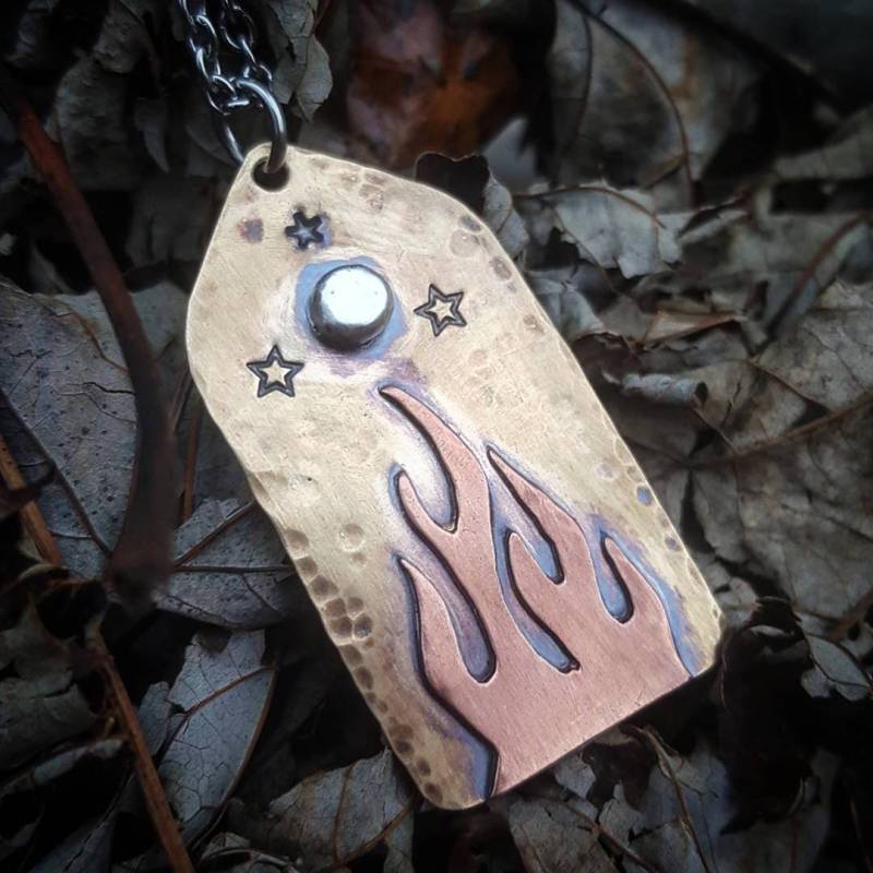 Handmade Mixed Metals Feuer Mond Und Sterne Gehämmert Anhänger Kupfer Messing Silber Flamme Schmuck Halskette Boho Handmade Mixed Metals Feuer Mond Und Sterne Gehämmert Anhänger Kupfer Messing Silber Flamme Schmuck Halskette Boho von Magpiper