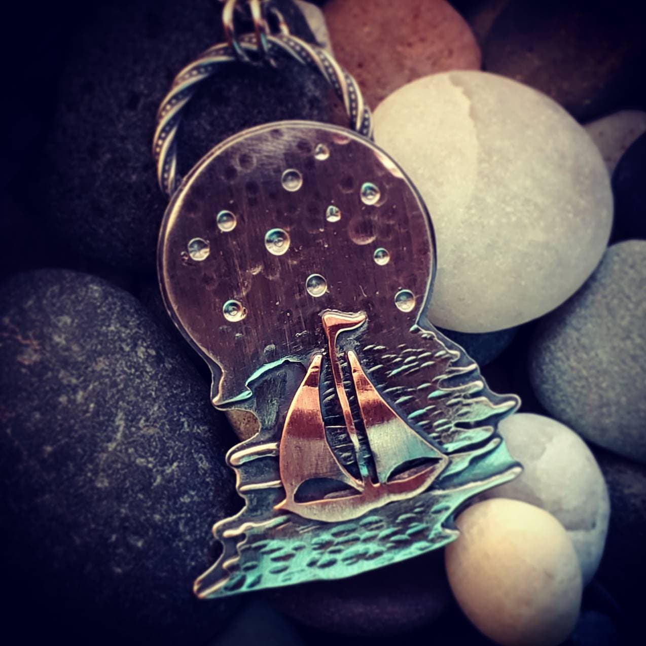 Mond Und Segelboot Anhänger Halskette Auf Dem Wasser Sailor Schmuck Sommer Mode Strand Ozean Mond Und Segelboot Anhänger Halskette Auf Dem Wasser Sailor Schmuck Sommer Mode Strand Ozean von Magpiper