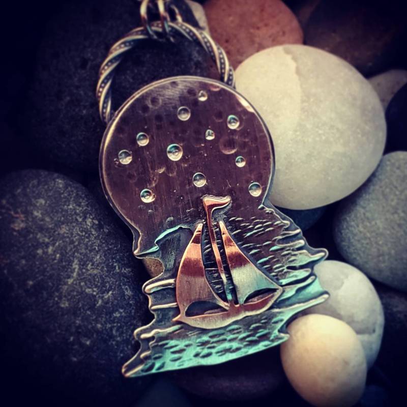 Mond Und Segelboot Anhänger Halskette Auf Dem Wasser Sailor Schmuck Sommer Mode Strand Ozean Mond Und Segelboot Anhänger Halskette Auf Dem Wasser Sailor Schmuck Sommer Mode Strand Ozean von Magpiper