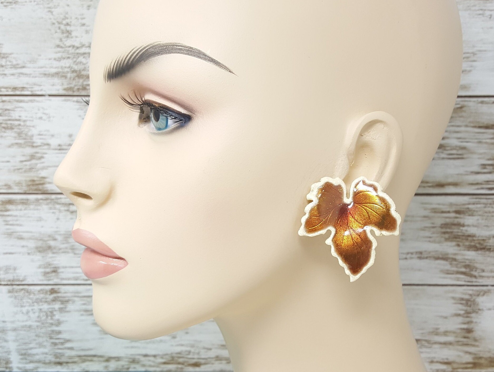 Vintage Emaille Blatt Statement Ohrringe, Braun & Gold Mit Weißen Glitter, 1980Er Jahre Durchbohrt Golden Glam Ohrringe von MagsModShoppe
