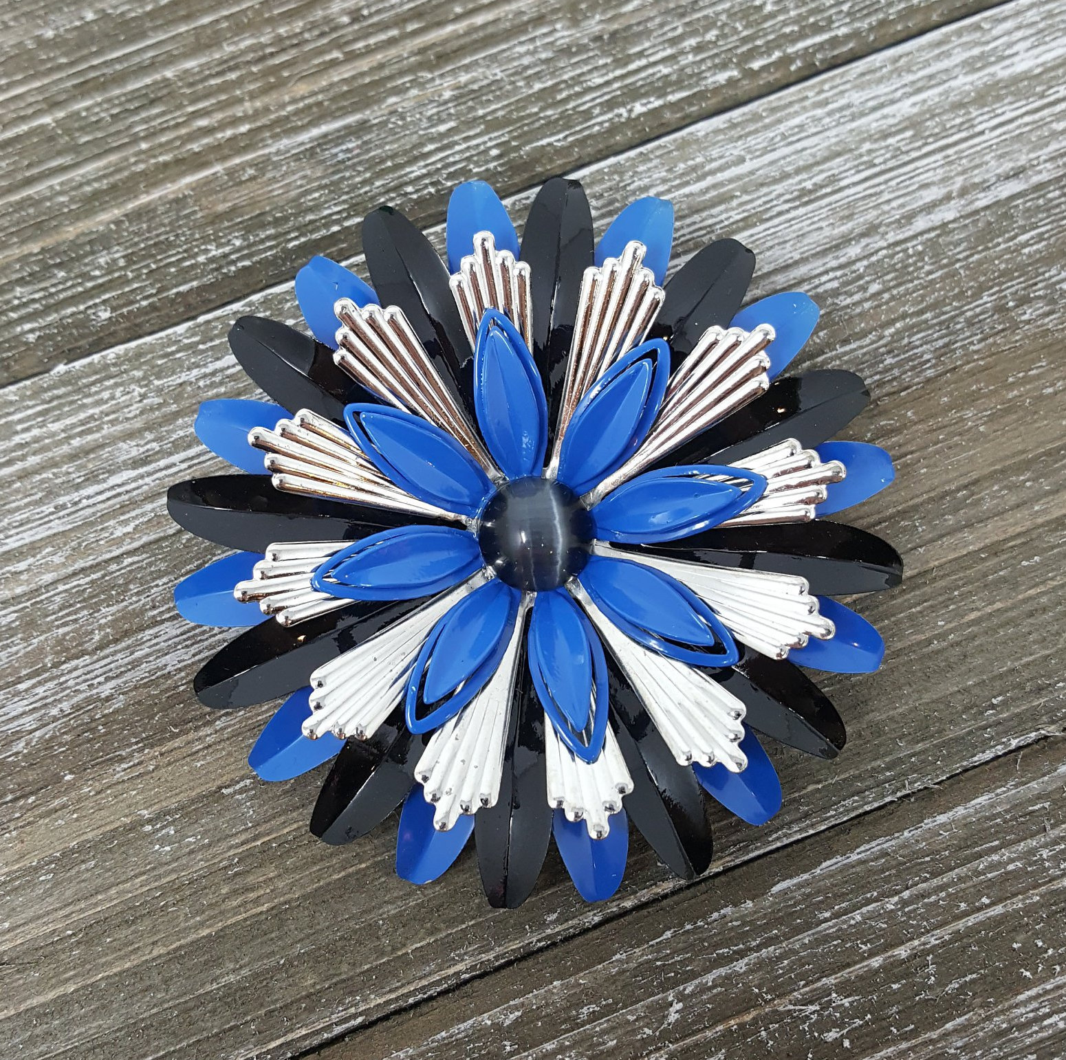 Vintage Emaille Blume Pin, Royal Blau, Schwarz & Silber, Mod Retro-statement-Schmuck, Accessoires, Neue Alte Lager Nos Deadstock von MagsModShoppe