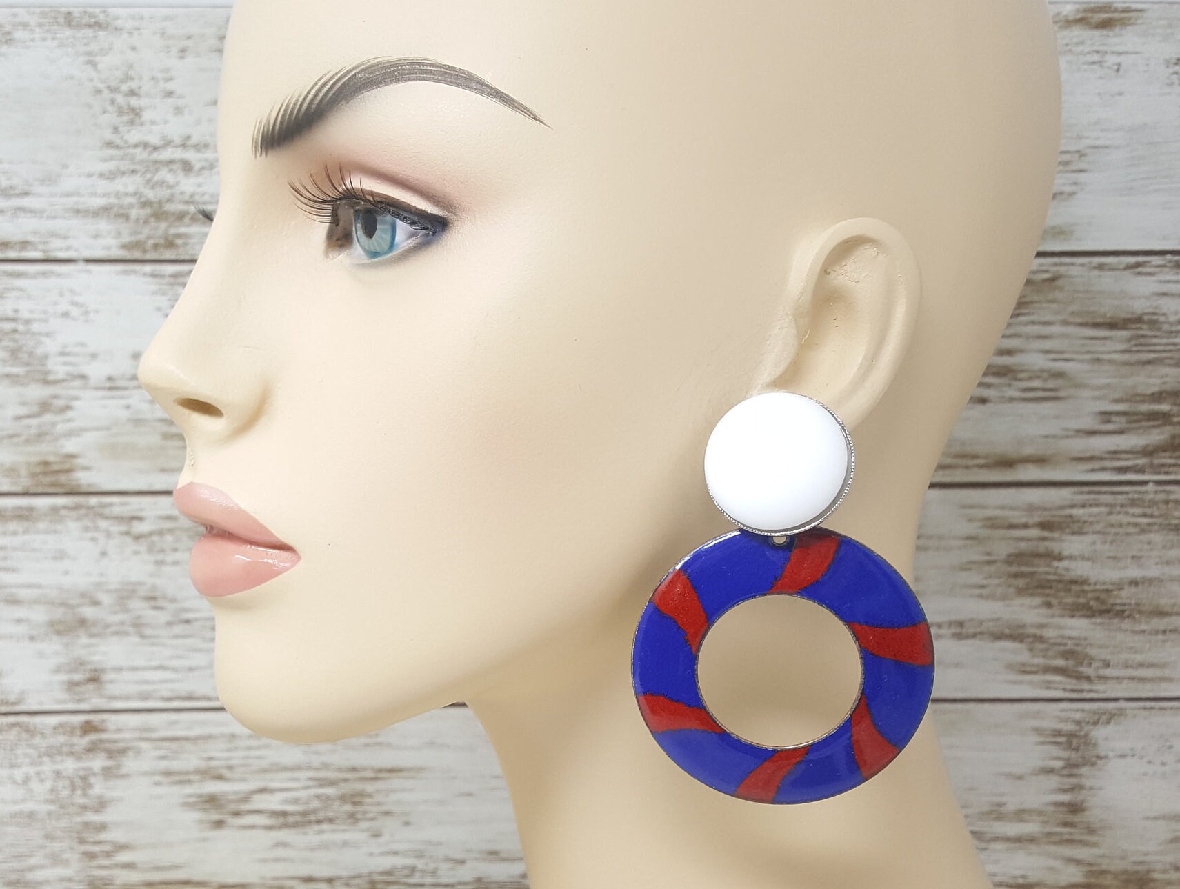 Vintage Emaille Glam Statement Ohrringe, Blau, Weiß Und Rot, Dangly Durchbohrte Retro Runway Schmuck Haute Couture von MagsModShoppe