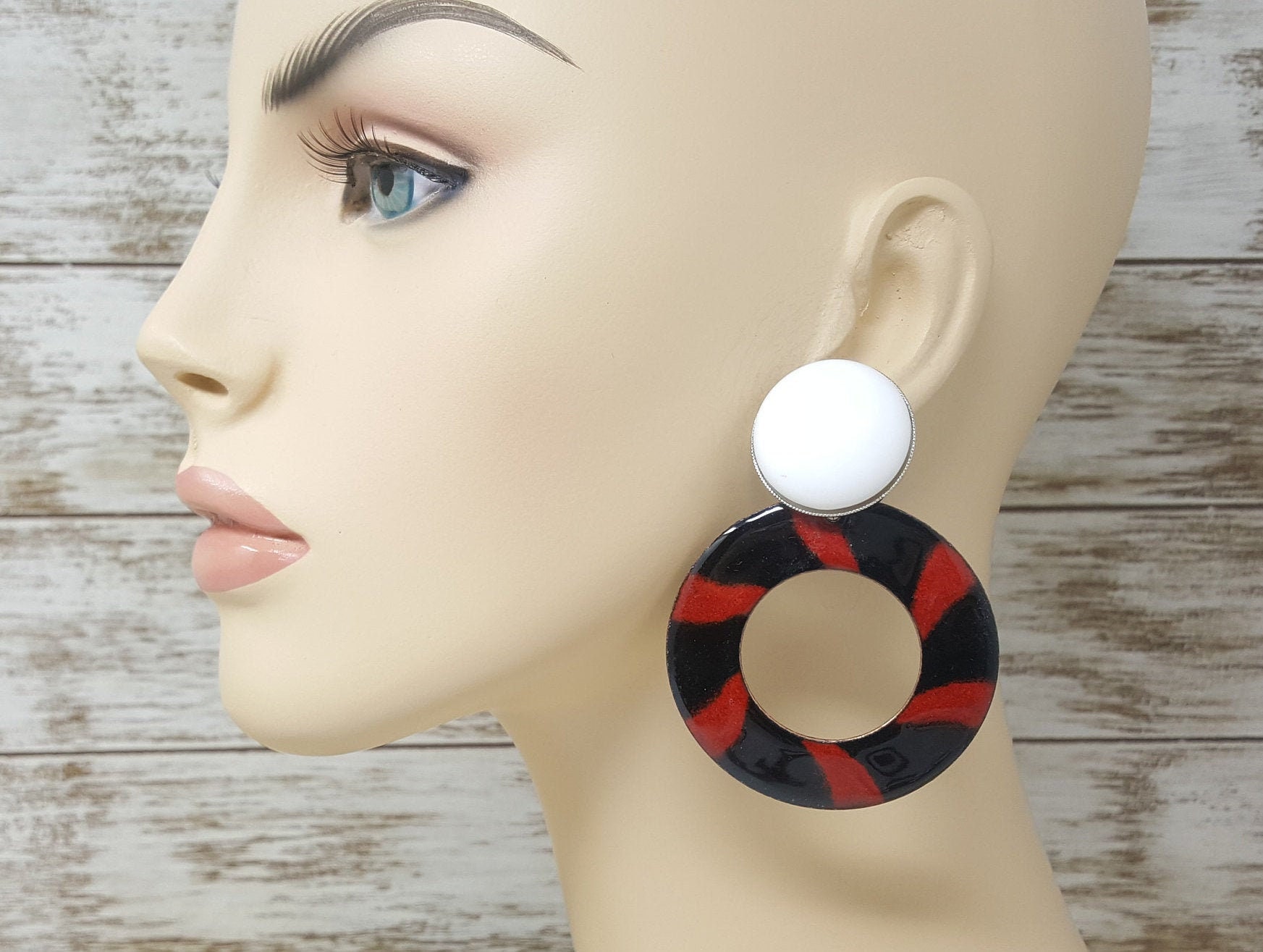 Vintage Emaille Glam Statement Ohrringe, Schwarz, Weiß & Rot, Dangly Pierced Haute Couture Retro Runway Schmuck von MagsModShoppe
